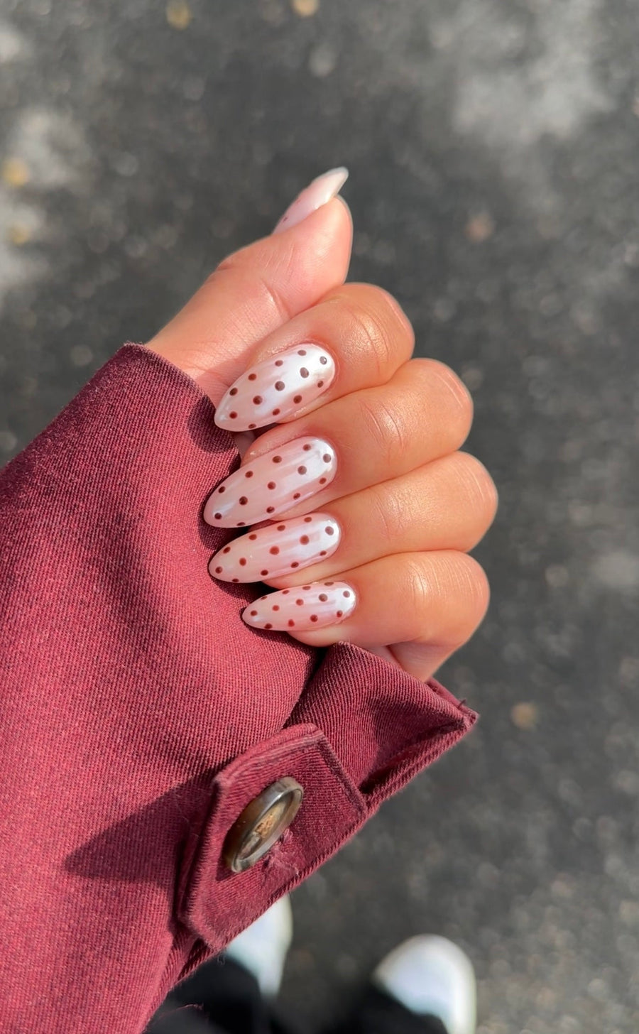 Pearl Espresso Dots | Nailster Denmark