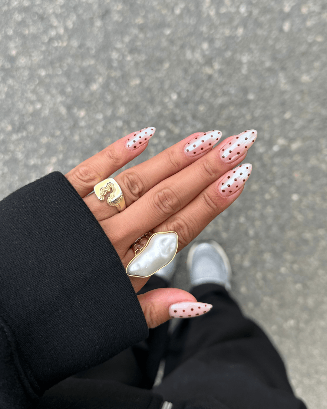 Pearl Espresso Dots | Nailster Denmark