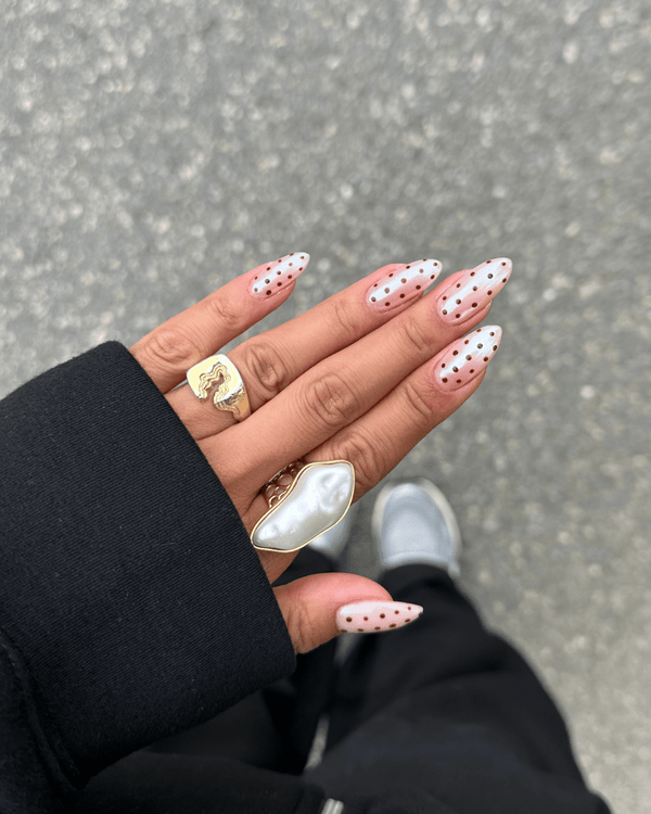 Pearl Espresso Dots | Nailster Denmark