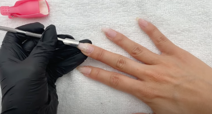 Hvordan fjerner man akryl negle?