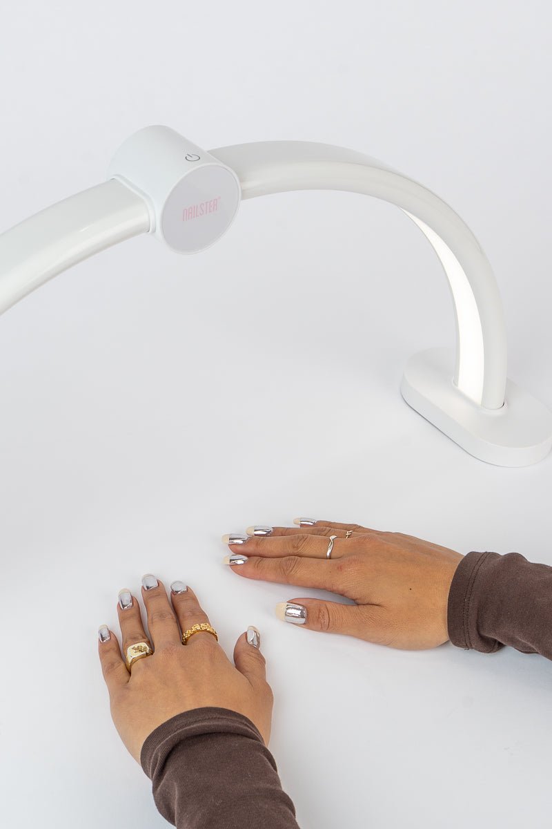 Curve LED Bordlampe | Nailster Denmark