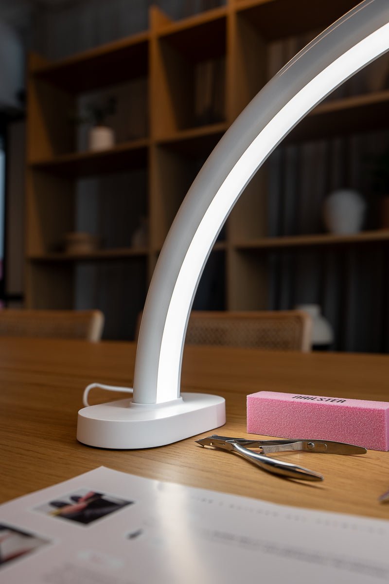 Curve LED Bordlampe | Nailster Denmark