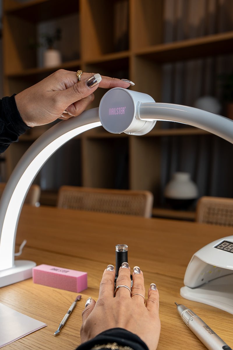 Curve LED Bordlampe | Nailster Denmark