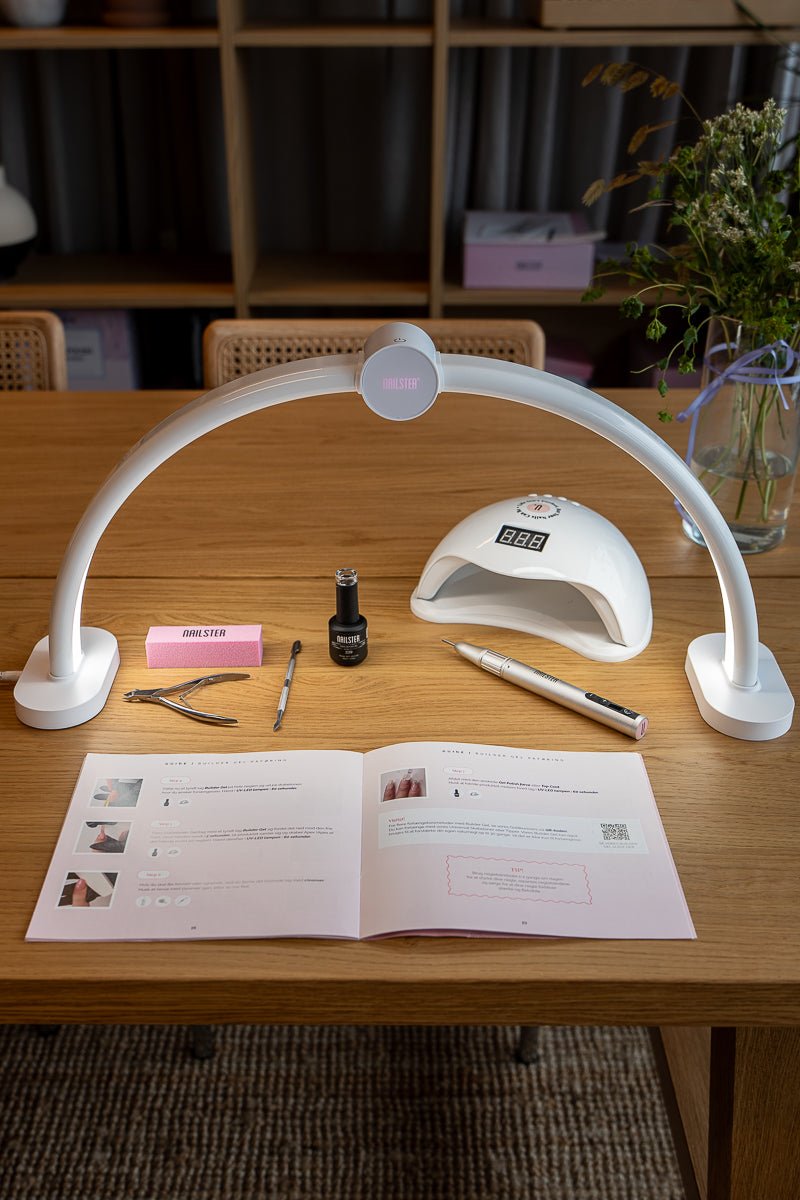 Curve LED Bordlampe | Nailster Denmark