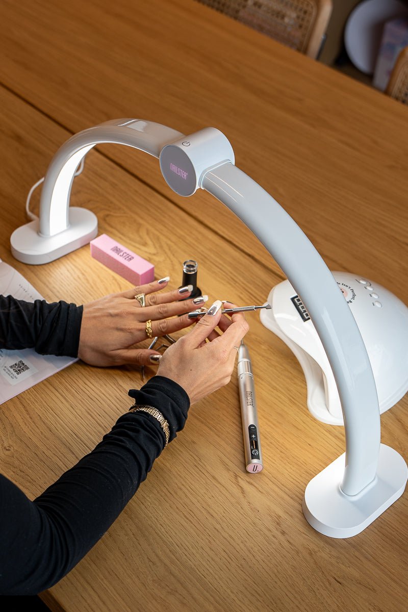 Curve LED Bordlampe | Nailster Denmark