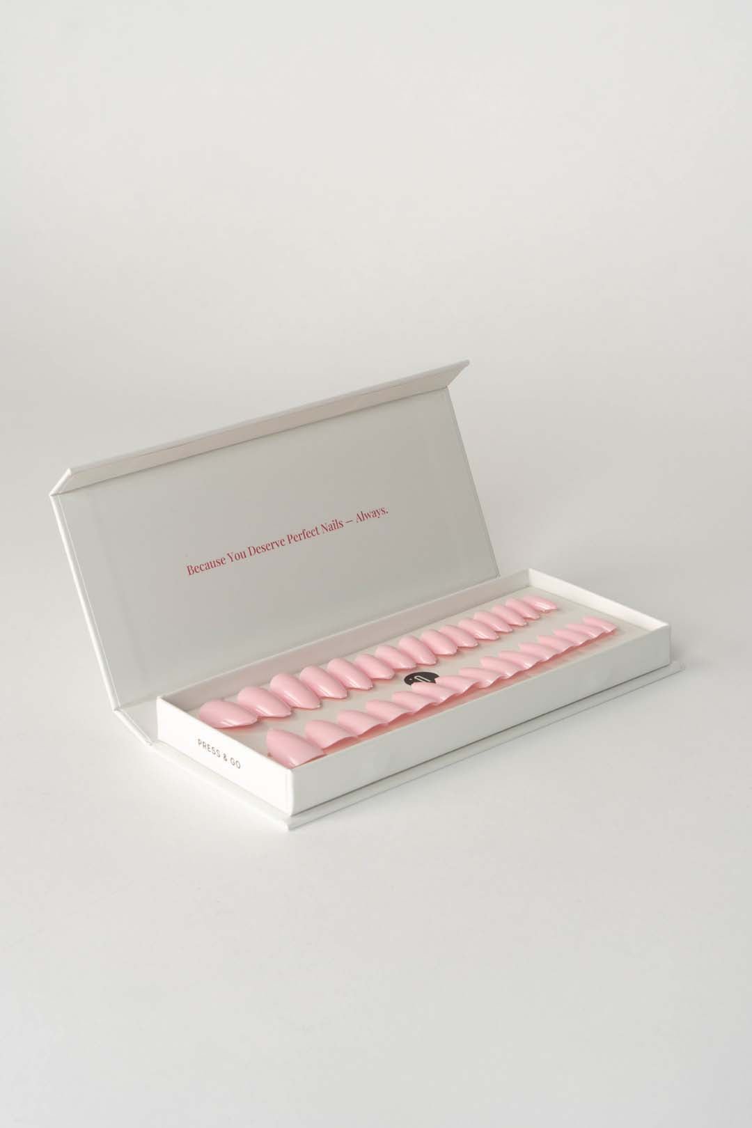 Press & Go - Feel like a girl - Almond | Nailster Denmark