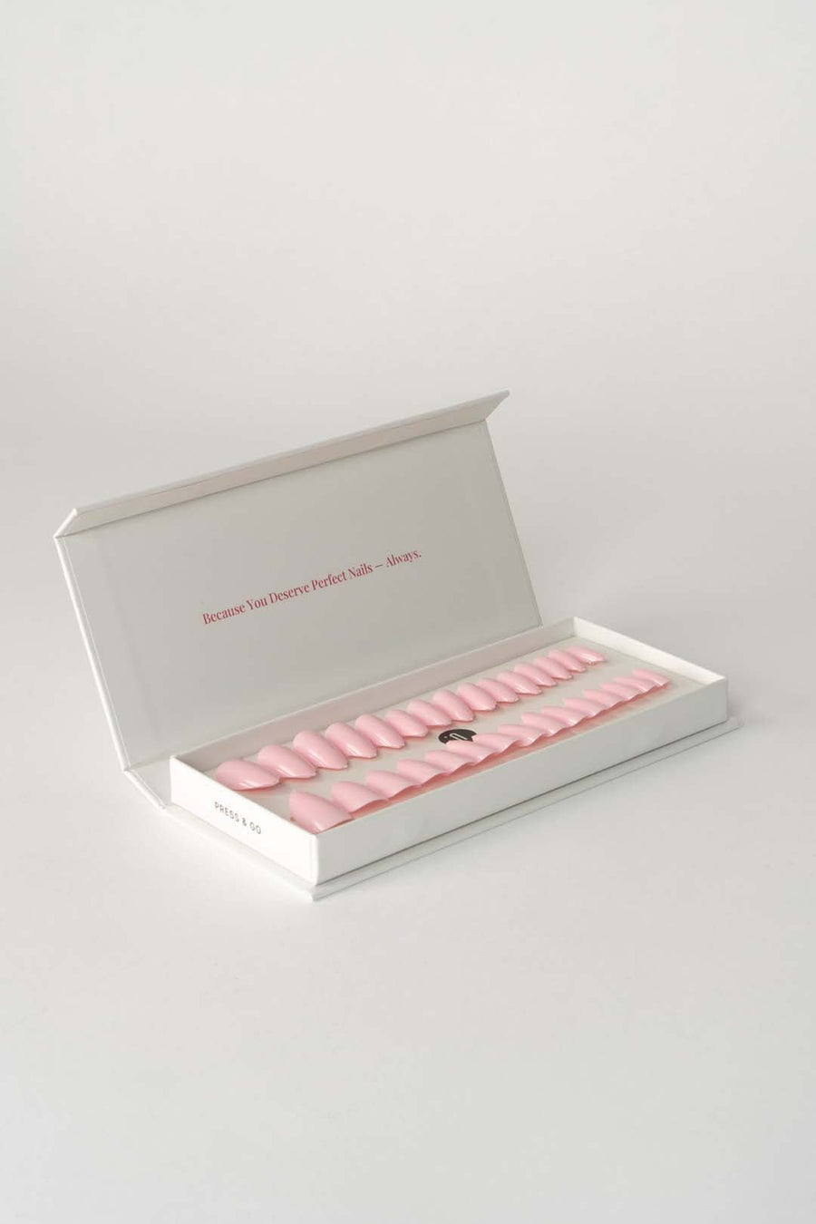 Press & Go - Feel like a girl - Almond | Nailster Denmark
