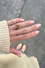 Warm Embrace · 565 | Nailster Denmark